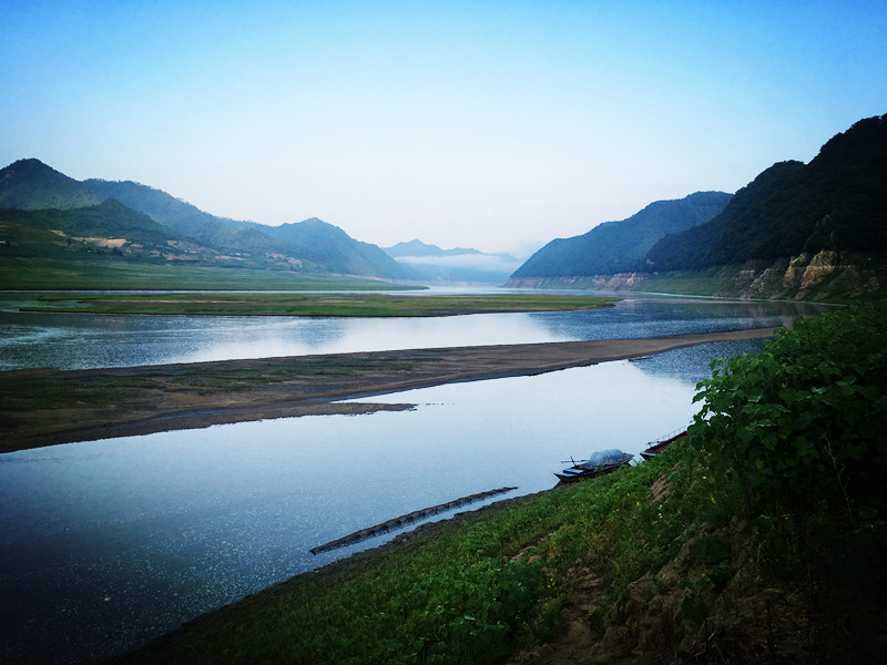 浪头村秘境，抵达时，恰日之夕、羊牛闲散，炊烟淡淡