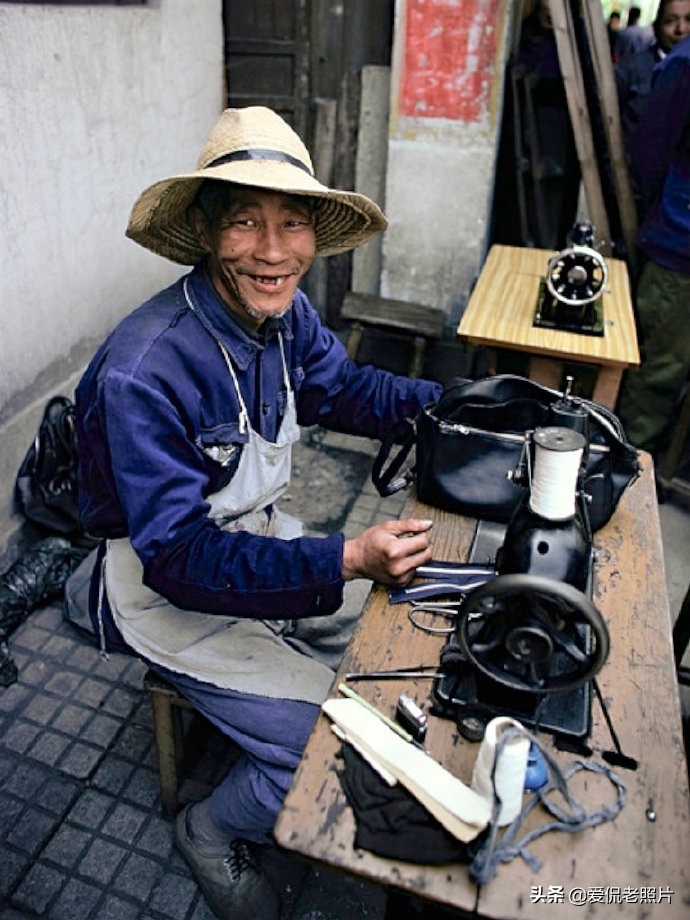 80年代的老上海：里弄中的老人儿童自得其乐，最后一张神似魏敏芝