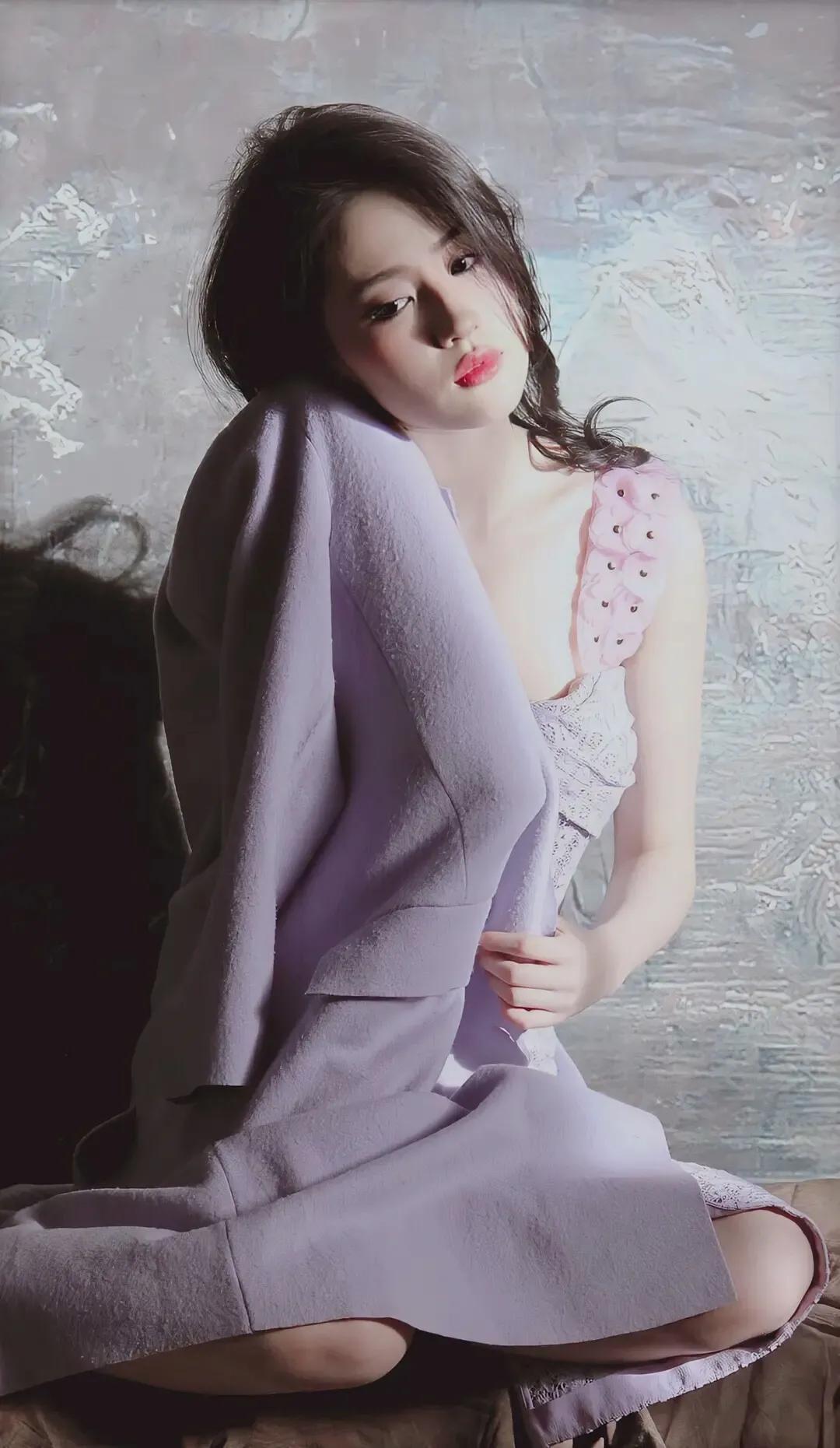 刘亦菲紫色露肩裙装小性感
