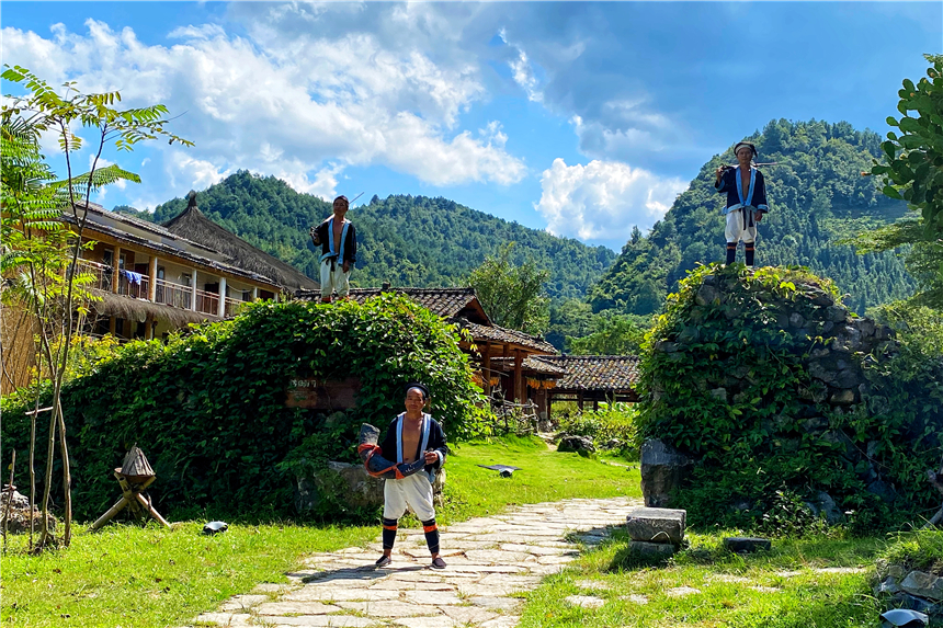 贵州大山深处的瑶族山寨，百年禾仓群十分原生态，宛若世外桃源