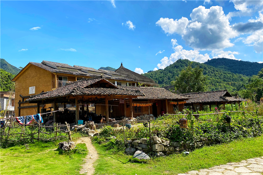 贵州大山深处的瑶族山寨，百年禾仓群十分原生态，宛若世外桃源