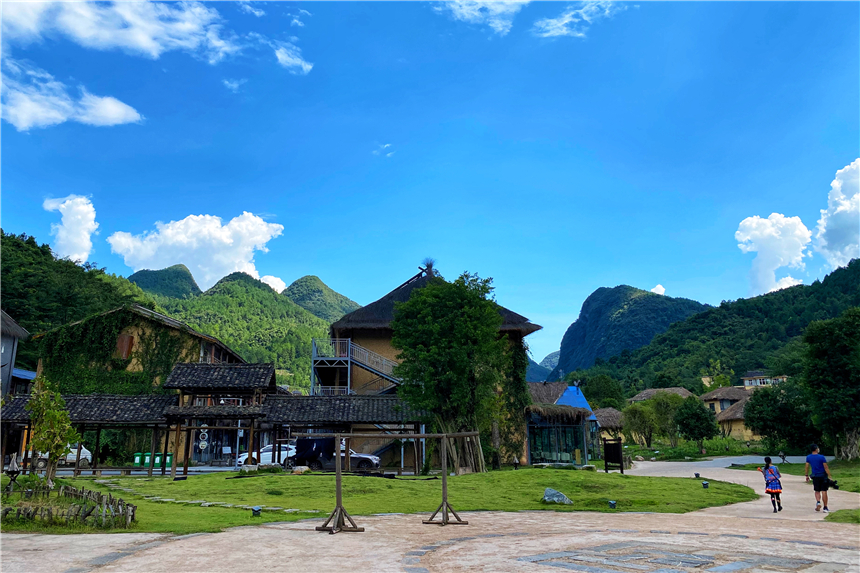 贵州大山深处的瑶族山寨，百年禾仓群十分原生态，宛若世外桃源