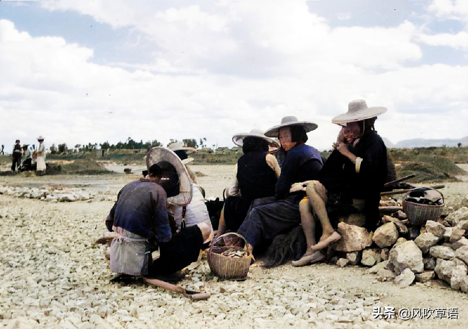 1944年的云南昆明，状元楼前热闹非凡，滇池集市人头攒动