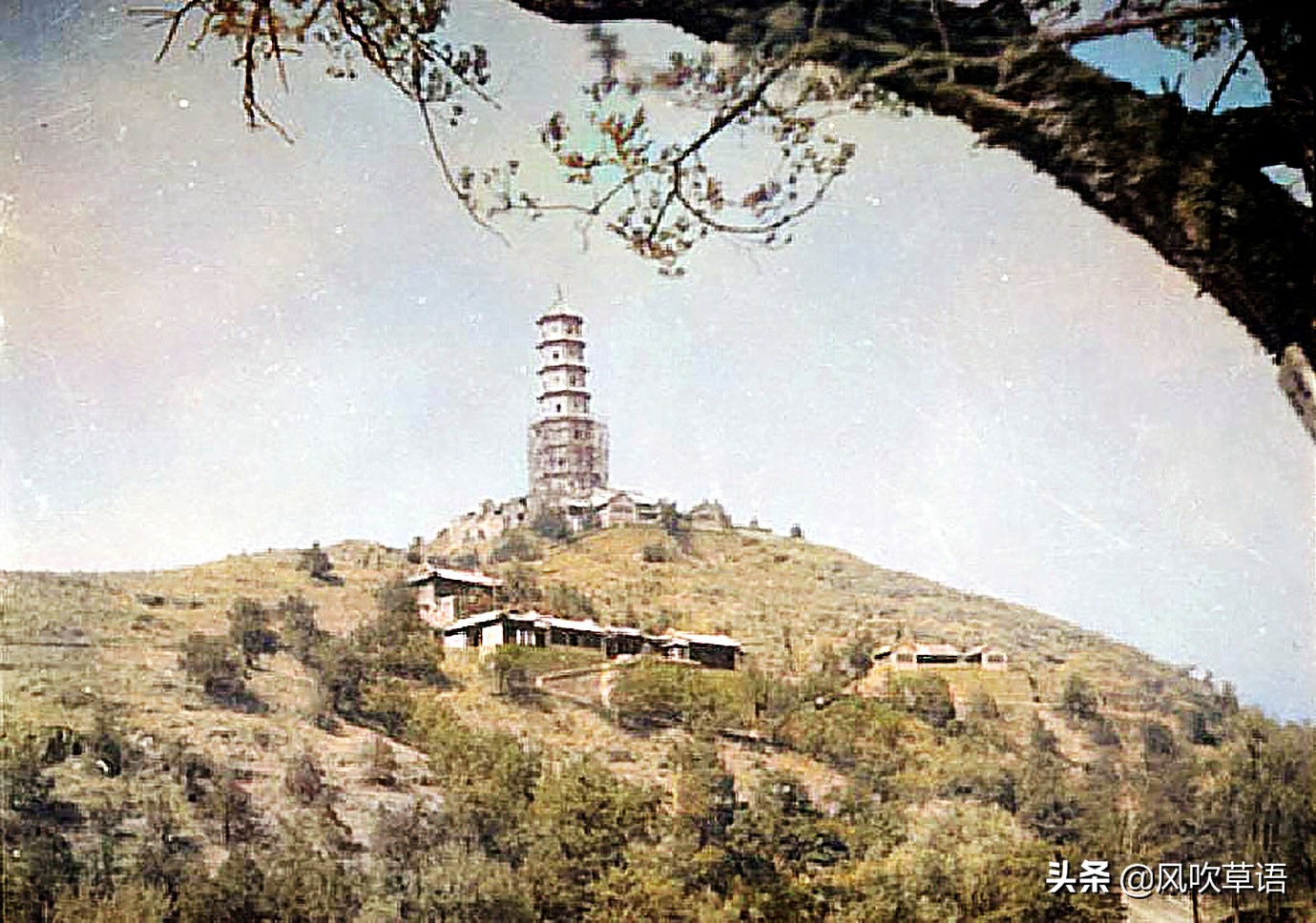 1938年的北京玉泉山，遍地布满鱼塘，定光塔上搭着脚手架