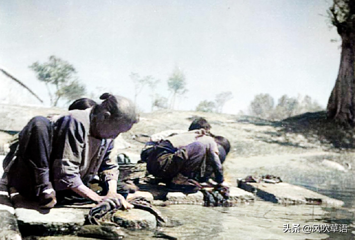 1938年的北京玉泉山，遍地布满鱼塘，定光塔上搭着脚手架