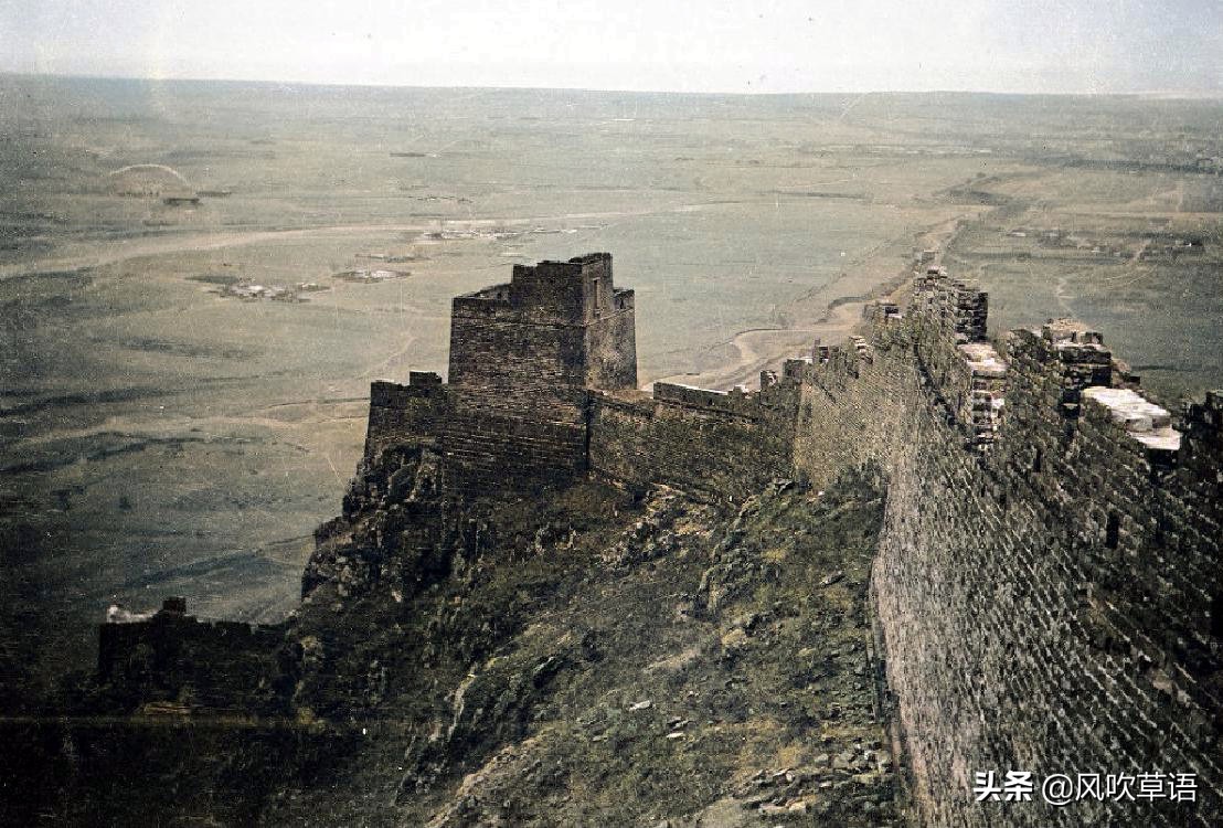 1920年的山海关，洋人乘坐马车在铁轨上跑，罗汉台上满是游客涂鸦