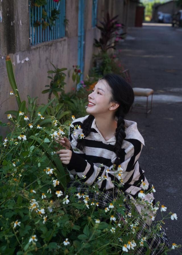 陈瑶真是“初恋女神”，针织衫+双麻花辫打扮似邻家女，惊艳时光