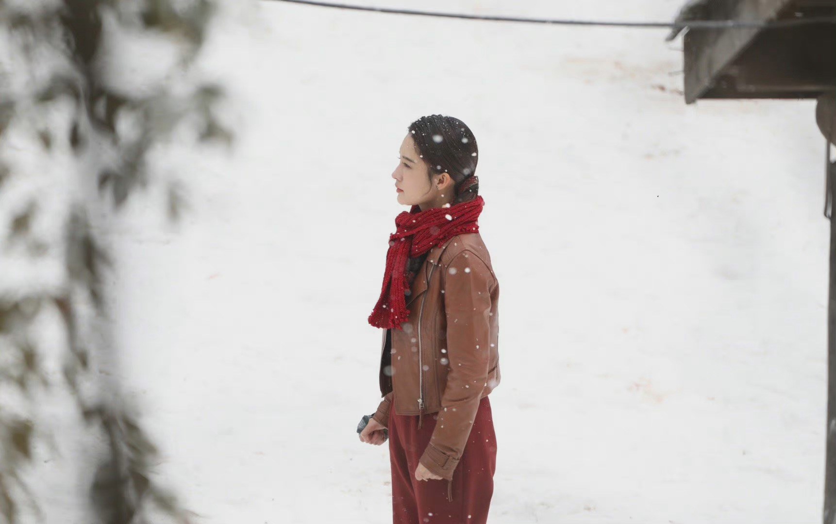 李沁新剧棕红色皮衣造型 雪中明眸皓齿笑靥如花