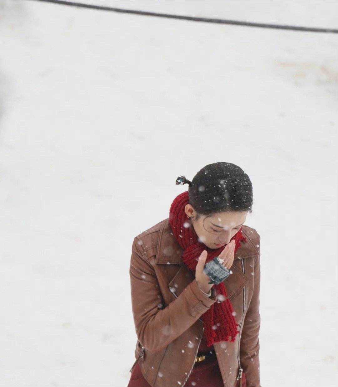 李沁新剧棕红色皮衣造型 雪中明眸皓齿笑靥如花