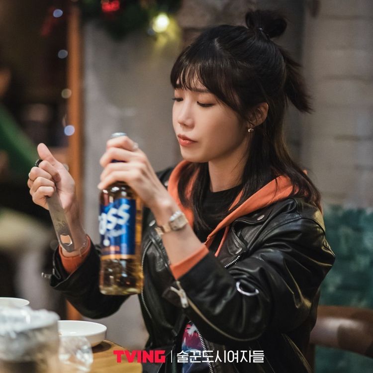 《酒鬼都市女人们》姐喝的不是酒是人生啊！比起话语，更相信干杯