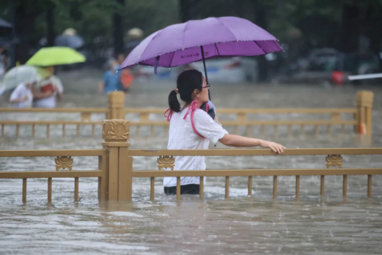 女儿遇难157天后，雨衣爸爸再登热搜：下次你路过，人间已无我