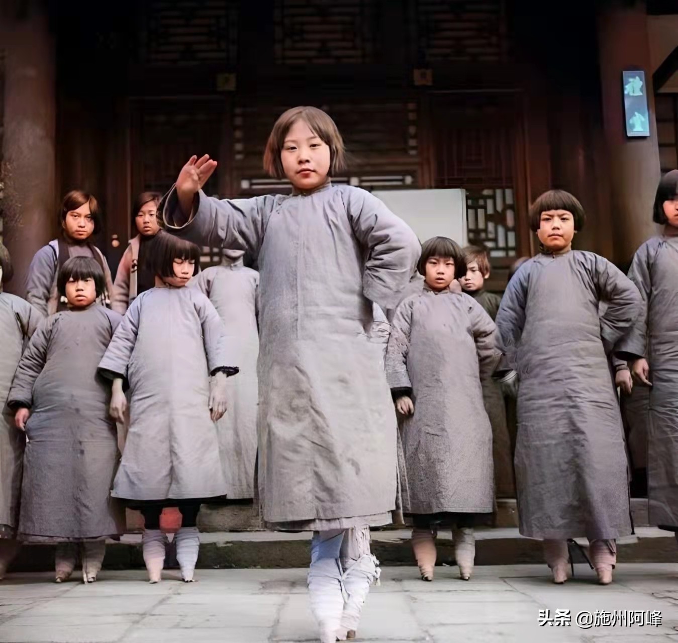 老照片：两个美国大兵与两个日本女人，黑人女子跪地帮她按摩腿部