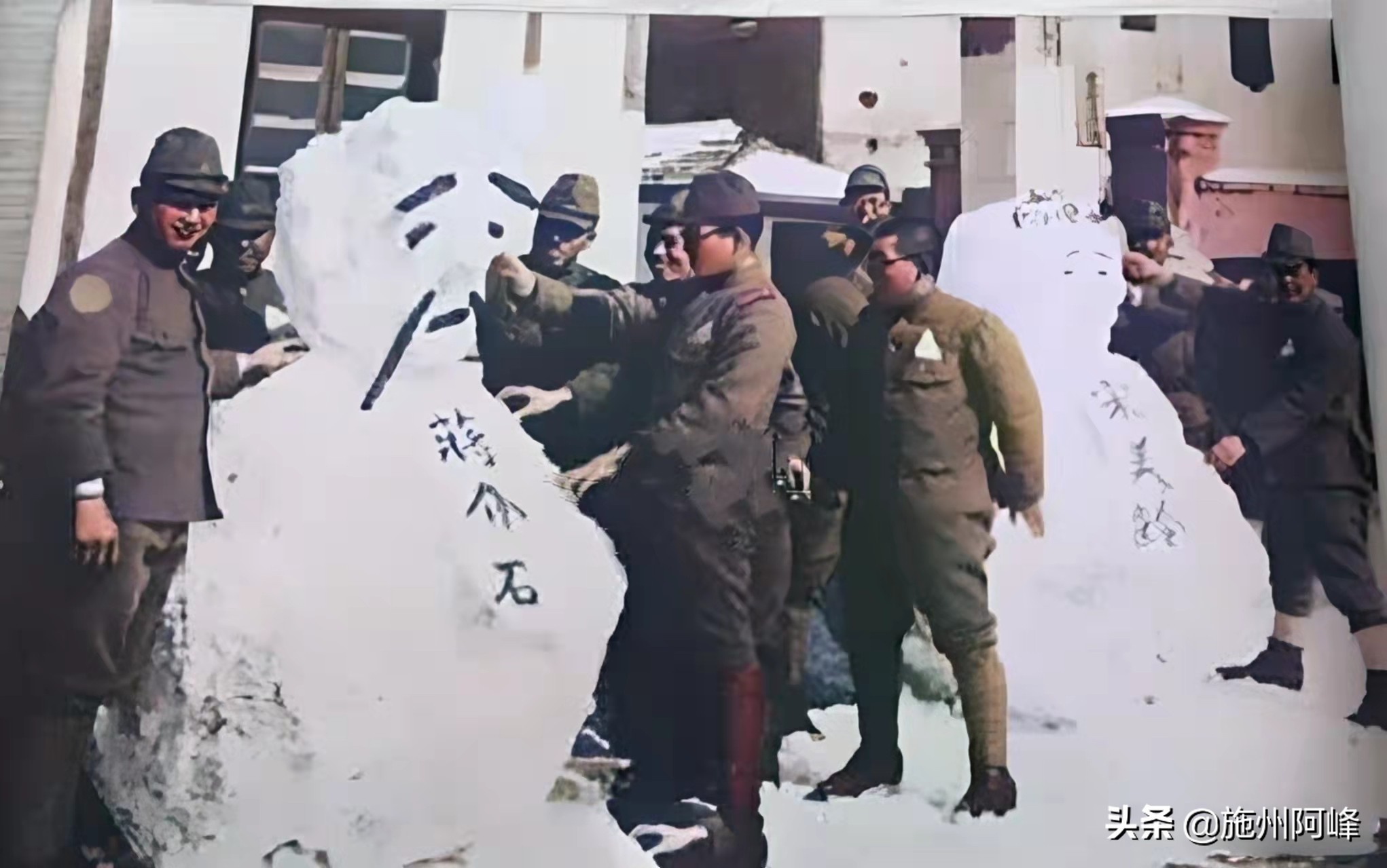 老照片：两个美国大兵与两个日本女人，黑人女子跪地帮她按摩腿部