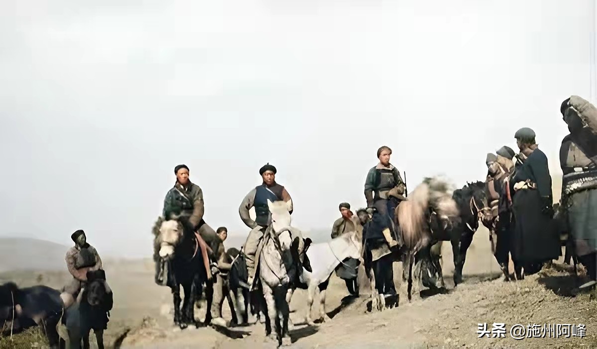 老照片：漂亮的英国女兵，1917年成都北门的场景，坐鸡公车的男子