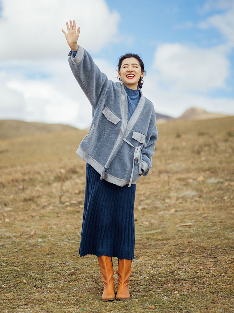 上了年纪记住这一点，穿衣遵循“选松不选紧”，舒适随性又优雅