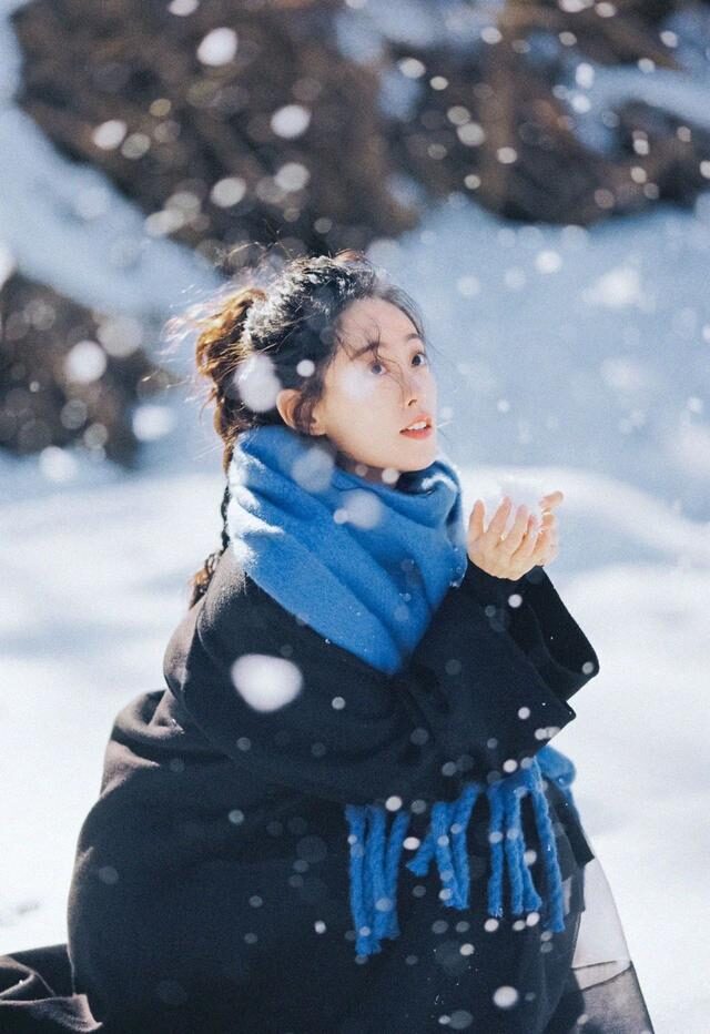 祝绪丹雪地里拍大片，黑色大衣+蓝色围巾慵懒简约，氛围感拉满