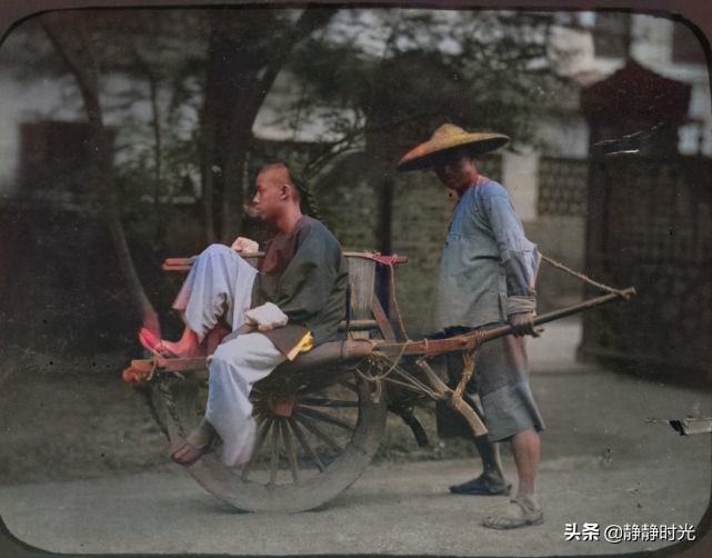 晚清老照片：男子街头耍双刀，紫禁城遍布杂草，女子穿铠甲