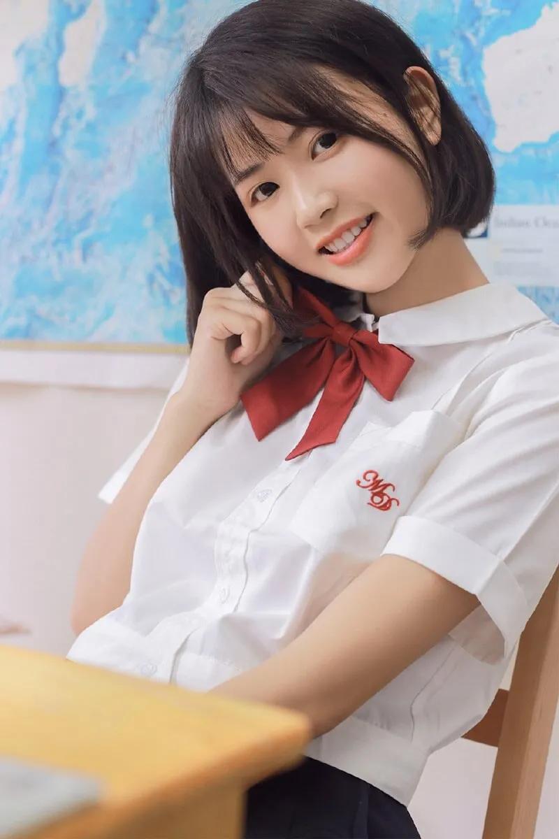 再回到身穿JK制服的学生时代，清纯可爱的美少女