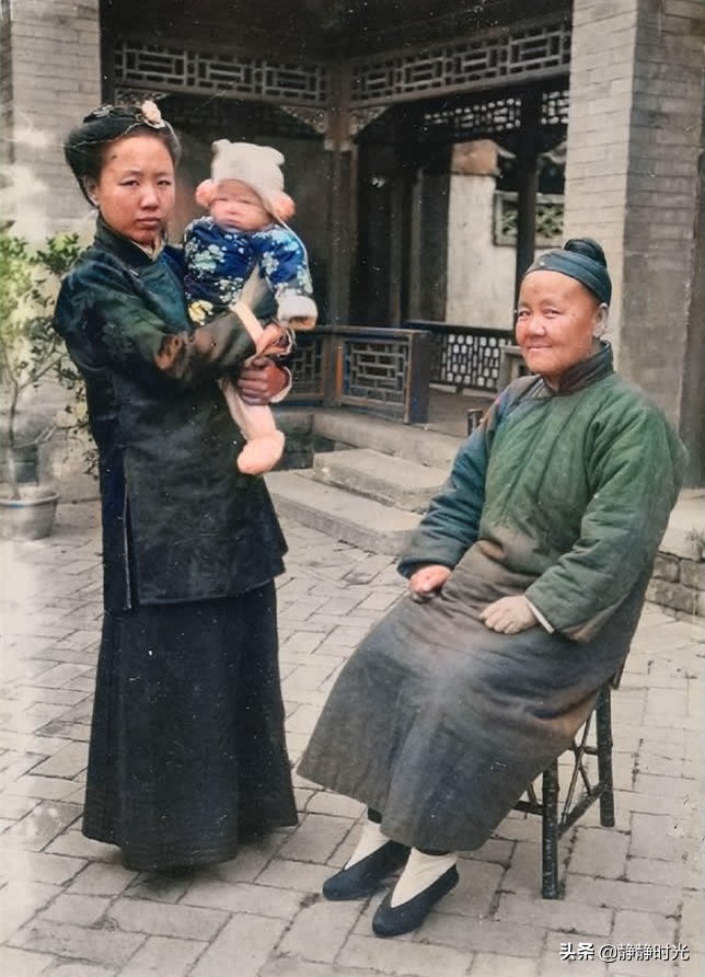 晚清老照片：老太太眼神搞笑，小脚妇人推石碾，囚犯被罚站木笼