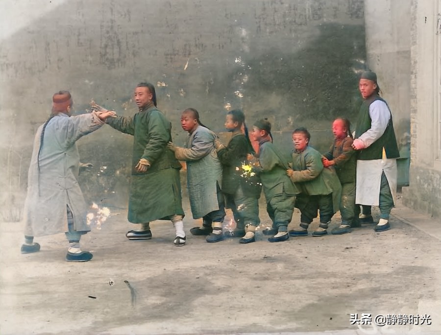 晚清老照片：骡子抬轿子，囚犯蹲木笼奄奄一息，衙役光脚扛鸟枪