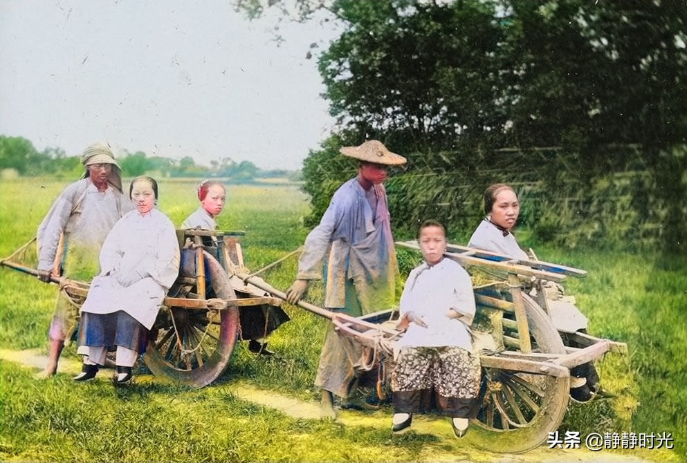 晚清老照片：骡子抬轿子，囚犯蹲木笼奄奄一息，衙役光脚扛鸟枪