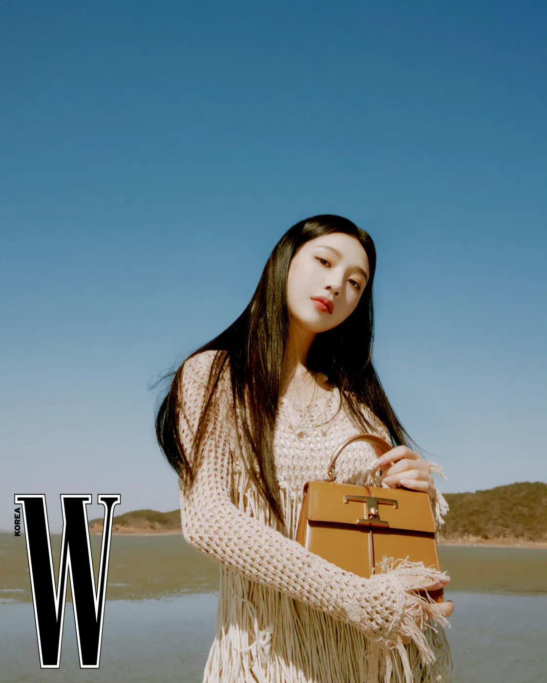 RedVelvet JOY朴秀荣 W Korea 画报，身穿Tod's ​​​服饰出镜 海边意式风情