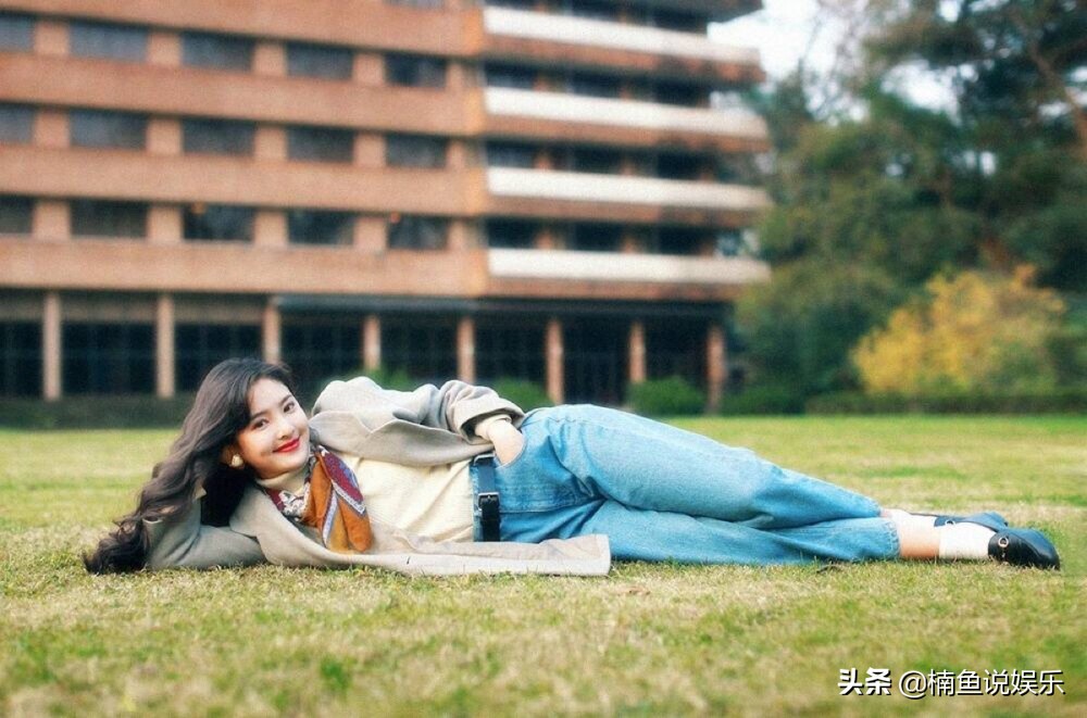 章若楠复古写真好惊艳，卷发气质浓郁，80年代港风美人来袭