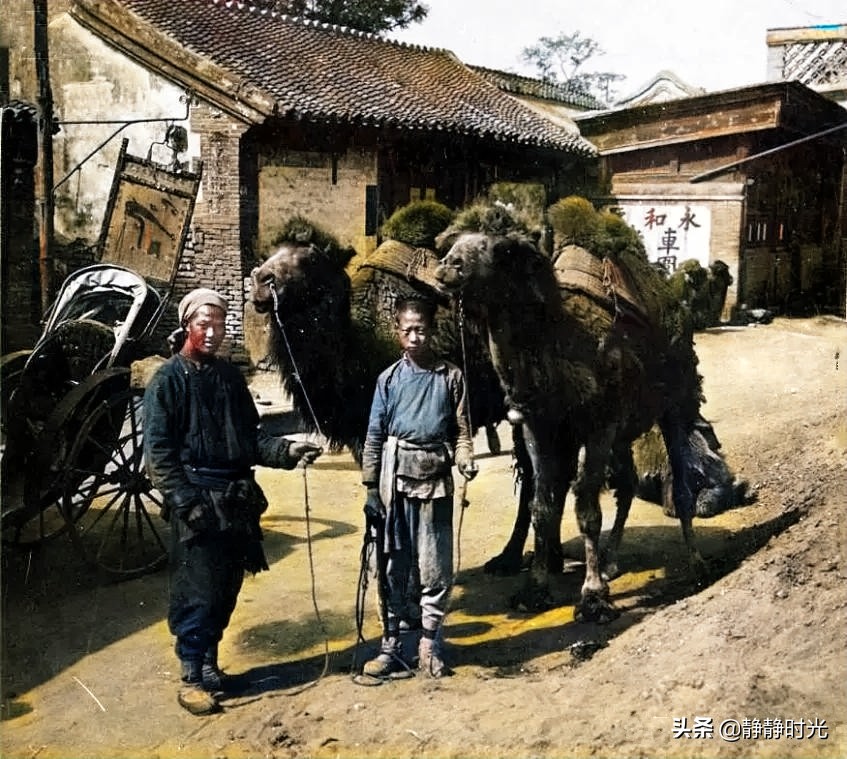 晚清老照片：老仆人一脸不悦，小孩看“土电影”，书生坐独轮车