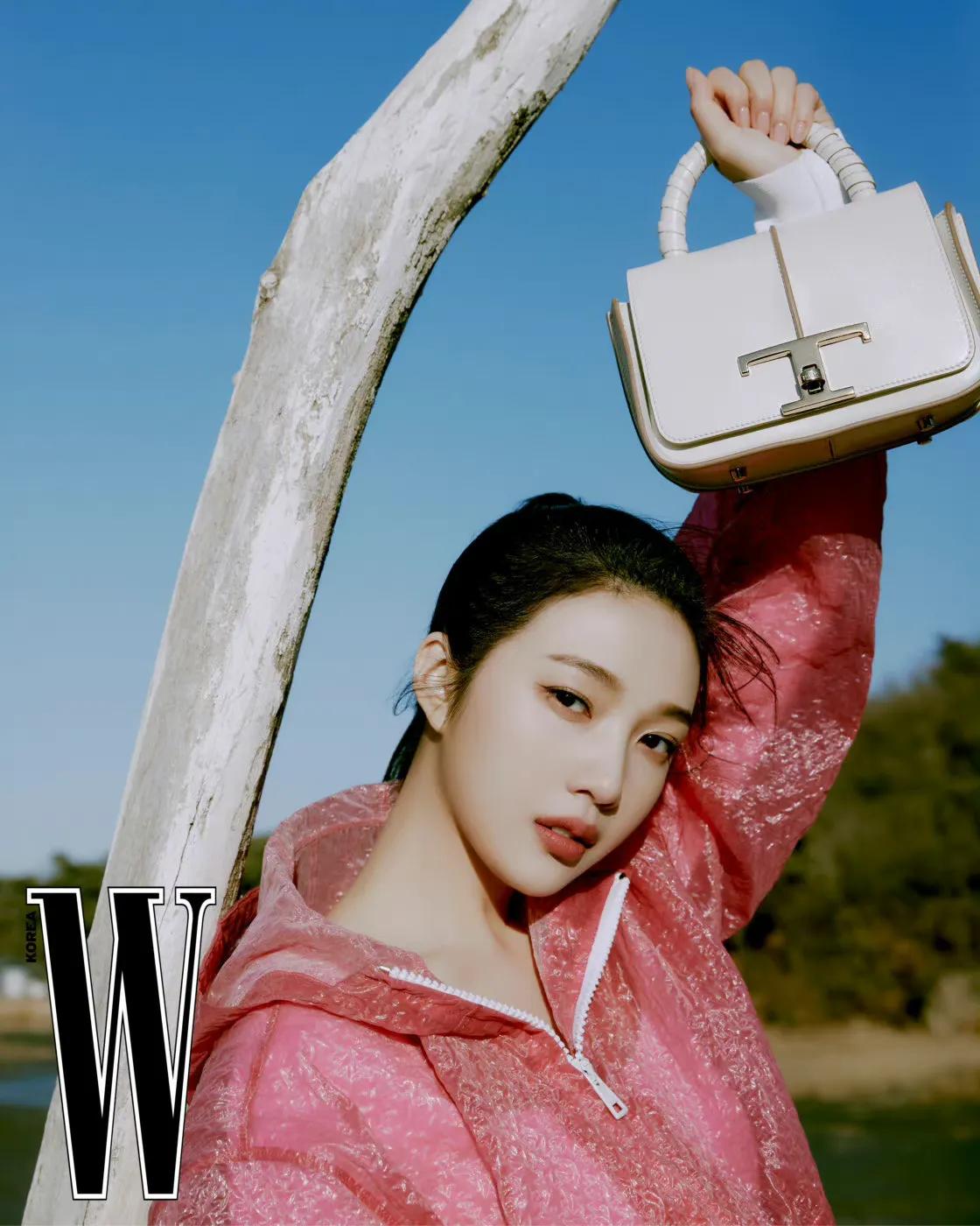 RedVelvet JOY朴秀荣 W Korea 画报，身穿Tod's ​​​服饰出镜 海边意式风情