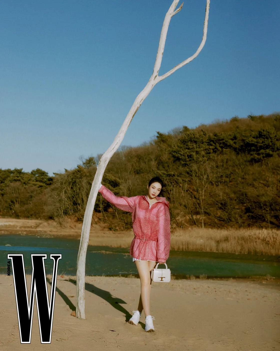 RedVelvet JOY朴秀荣 W Korea 画报，身穿Tod's ​​​服饰出镜 海边意式风情