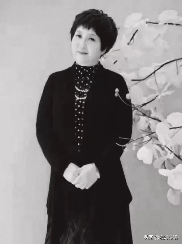 女诗人草钤去世 | 草钤：妈妈生我忽略了星辰，我生诗歌忽略了光阴