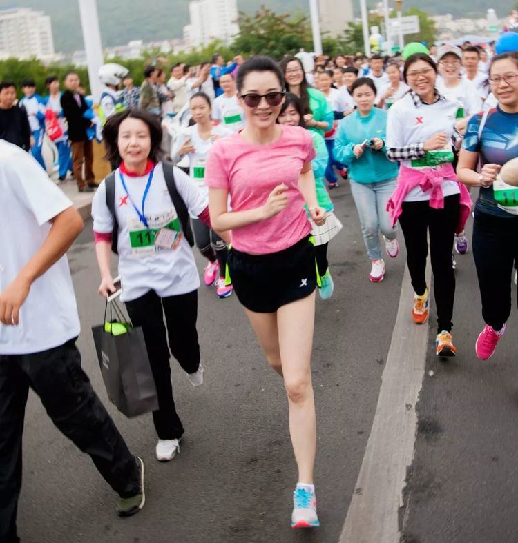 这些中年女星身材真好，个个珠圆玉润，充满健康美和女人味