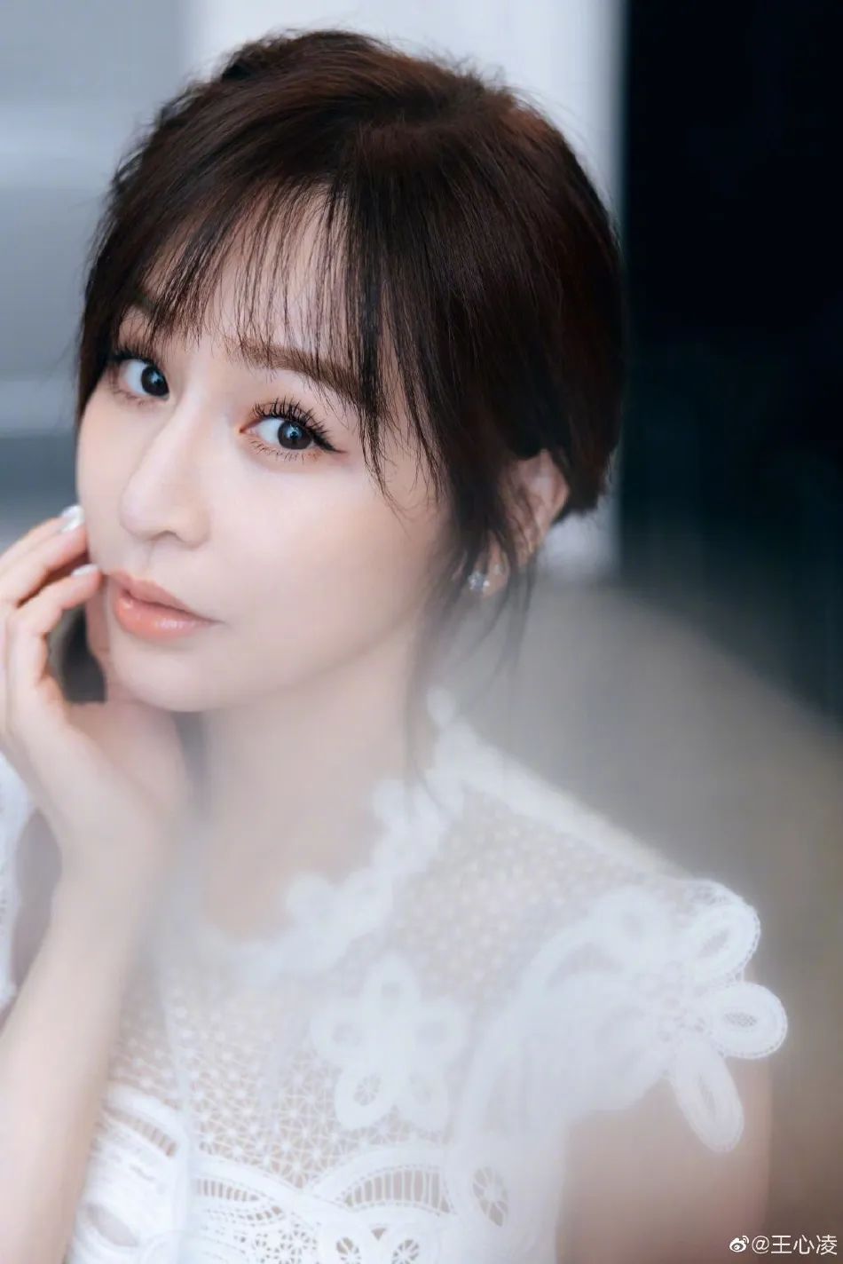 王心凌在微博发布一组自己的写真,穿着白色连衣裙,俏脸温婉清爽