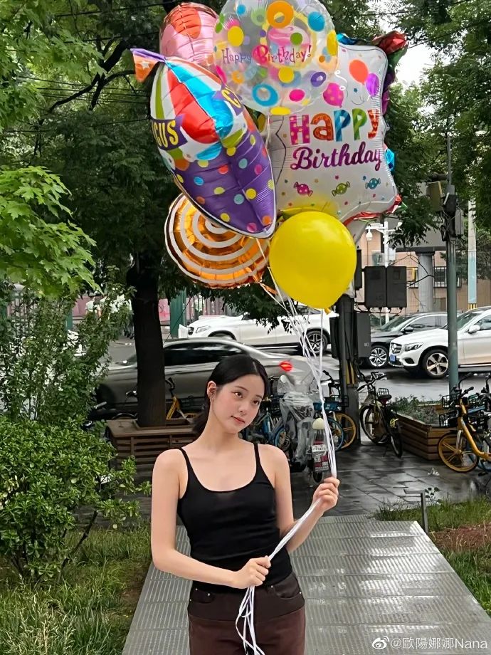 21岁少女欧阳娜娜身材曼妙！大秀白皙香肩太甜美了