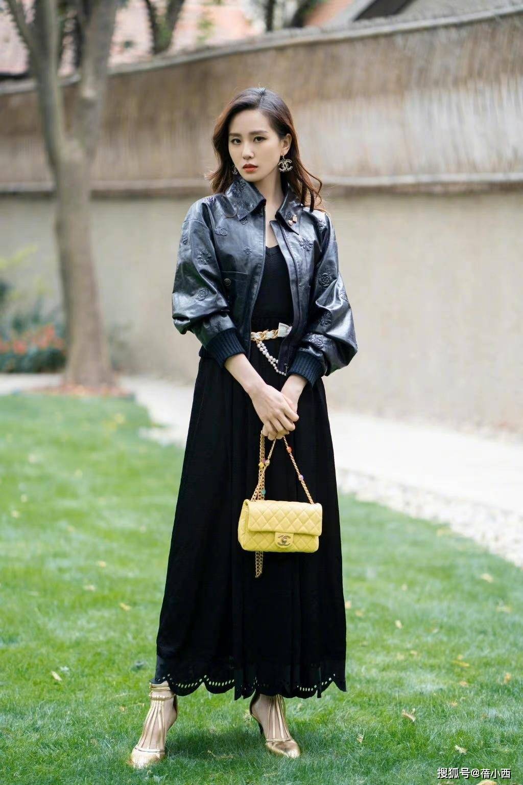 刘诗诗换了一种风格,穿着黑色的皮衣搭配黑色连衣裙