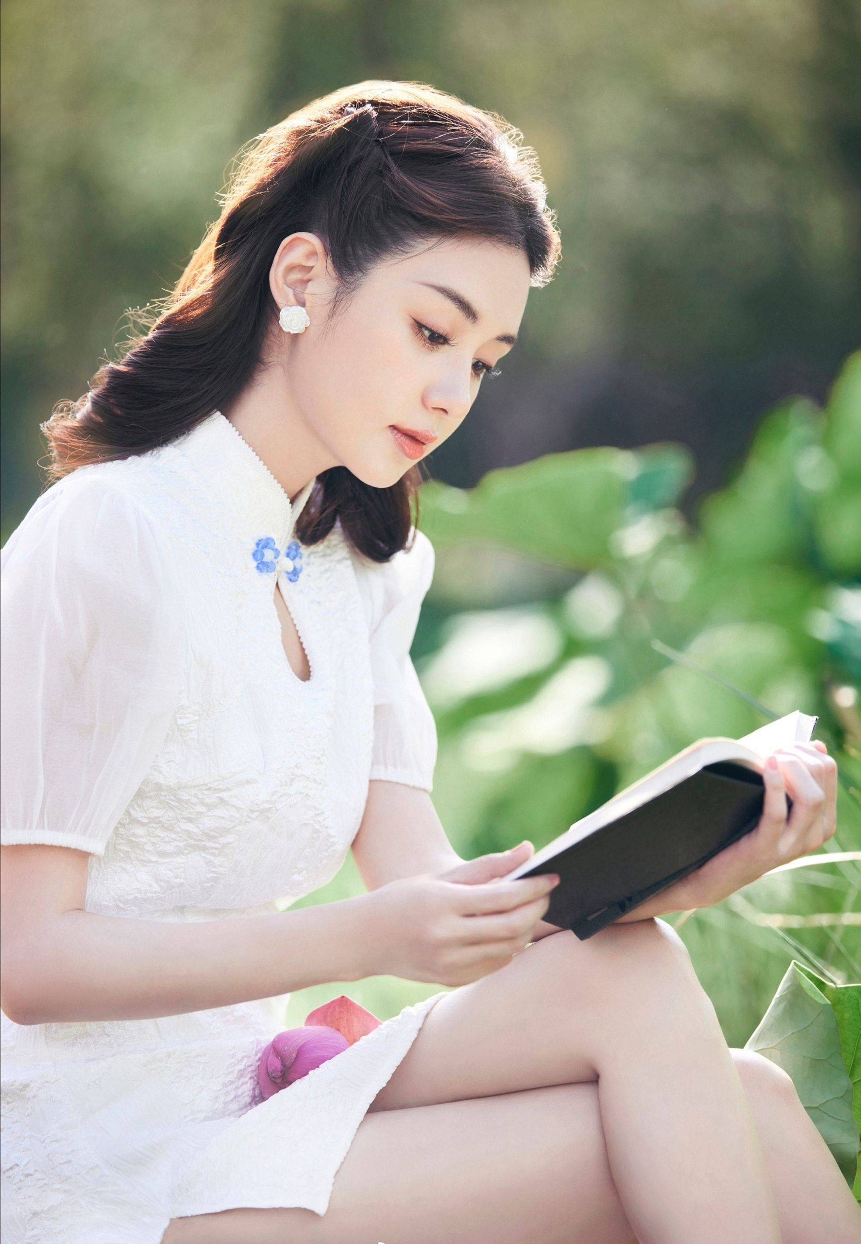 郑合惠子优雅恬静写真,白色旗袍衬托出婀娜身姿