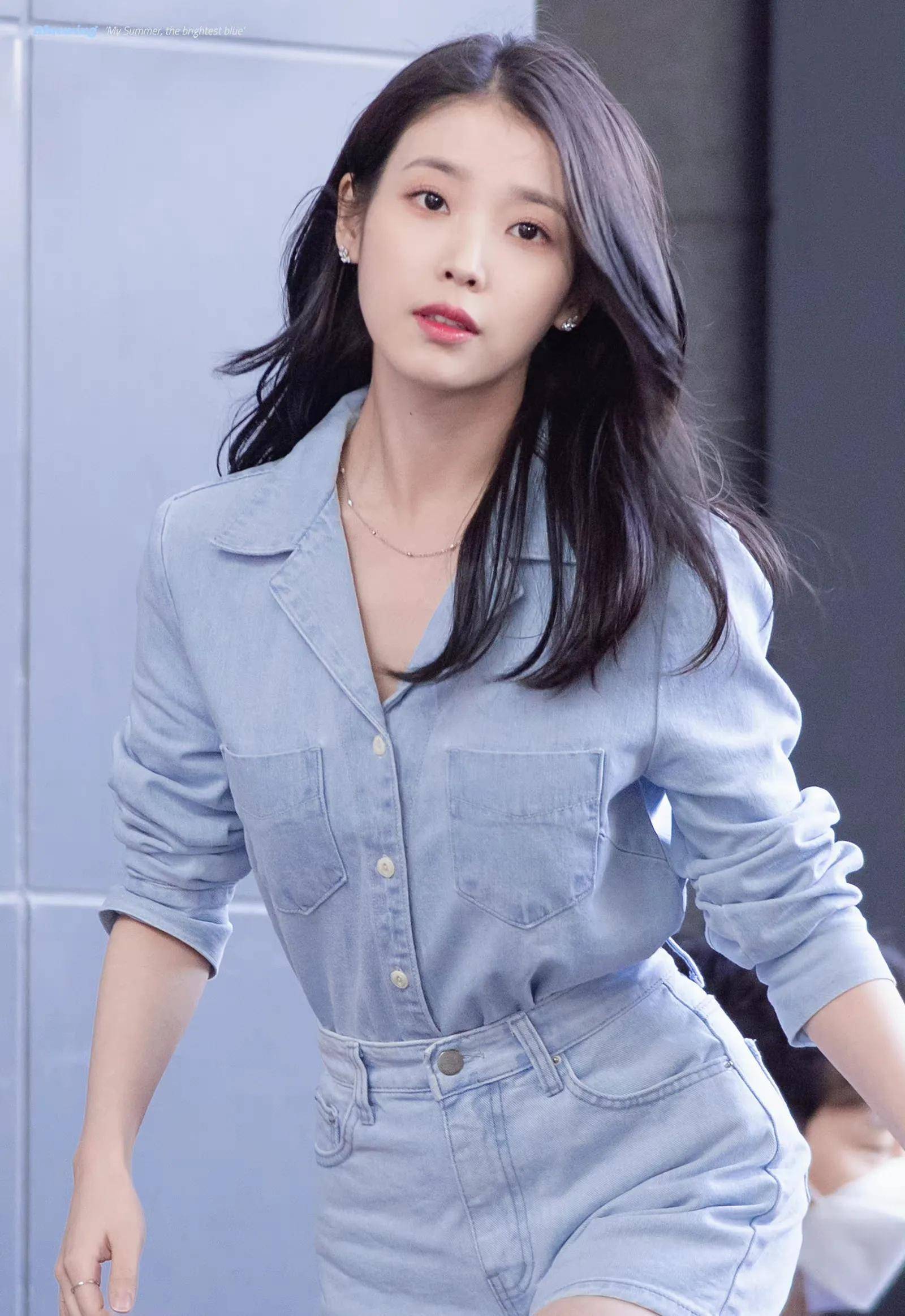 iu李知恩穿着蓝色牛仔衬衫搭配牛仔短裤,简约时尚的搭配,展现出她甜美