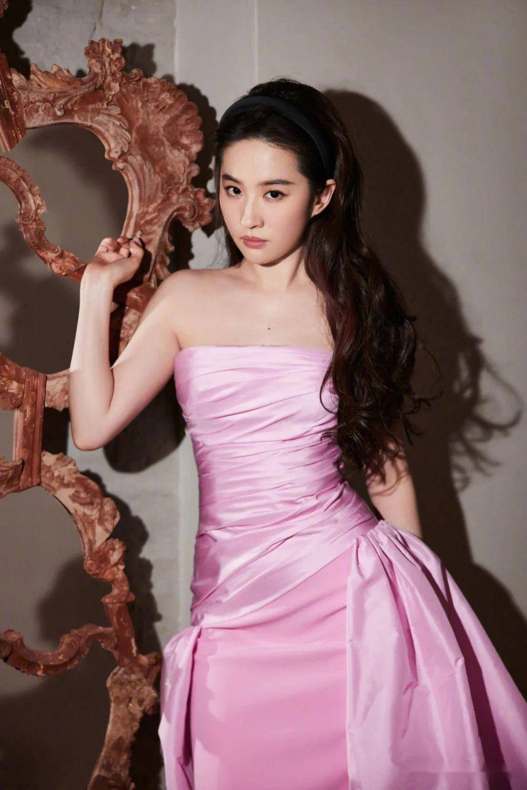 刘亦菲登上《时尚cosmo》杂志6月新刊封面,堪称仙品的美貌,赏心悦目